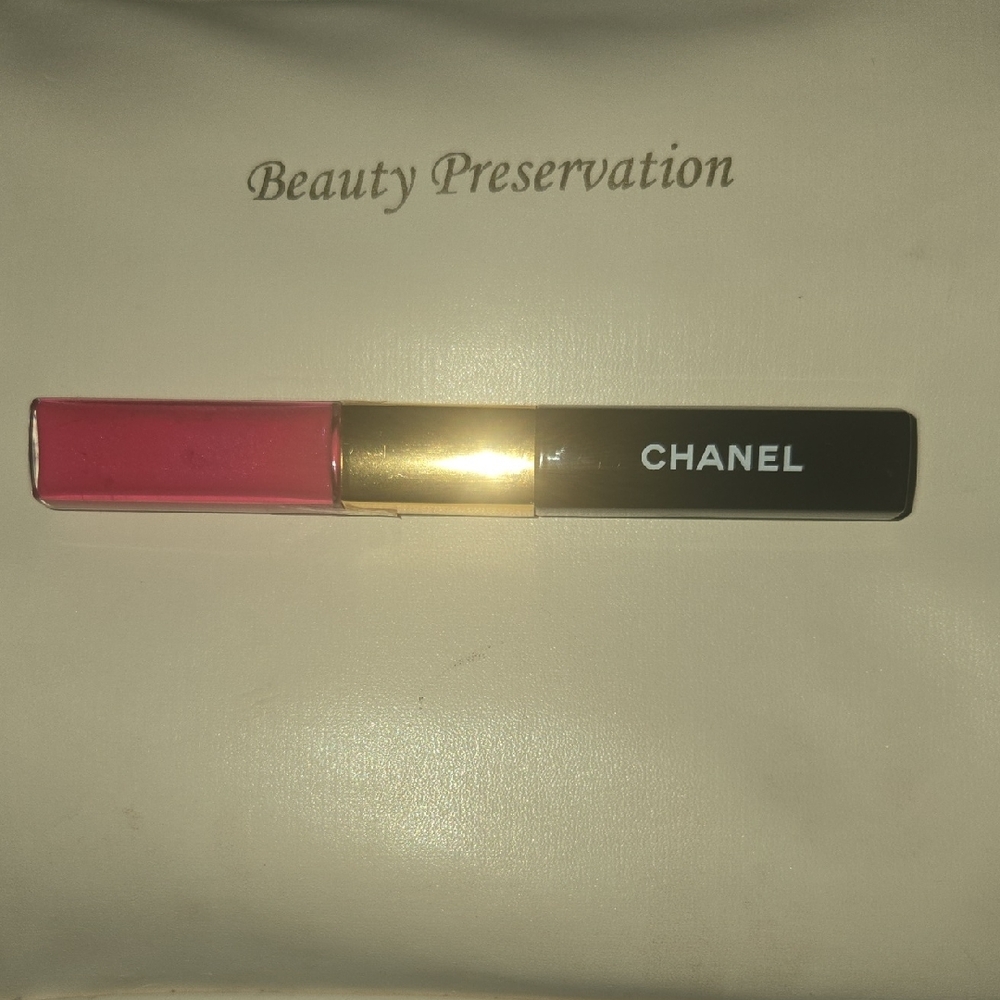 CHANEL La Rouge Duo Lip Gloss In Shocking Pink